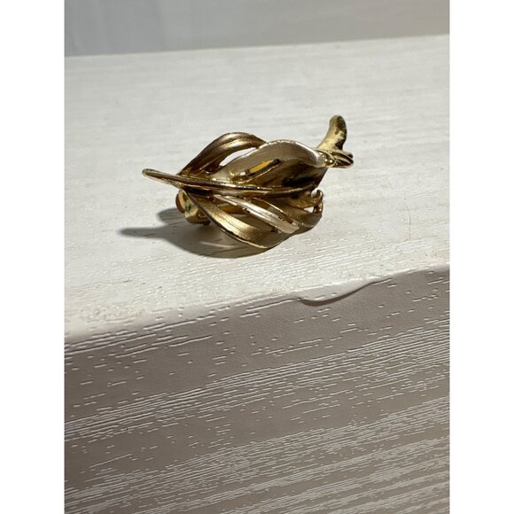 Vintage Gold Tone Leaf Clip-On Earrings Elegant Cut Out Design - Picture 5 of 9